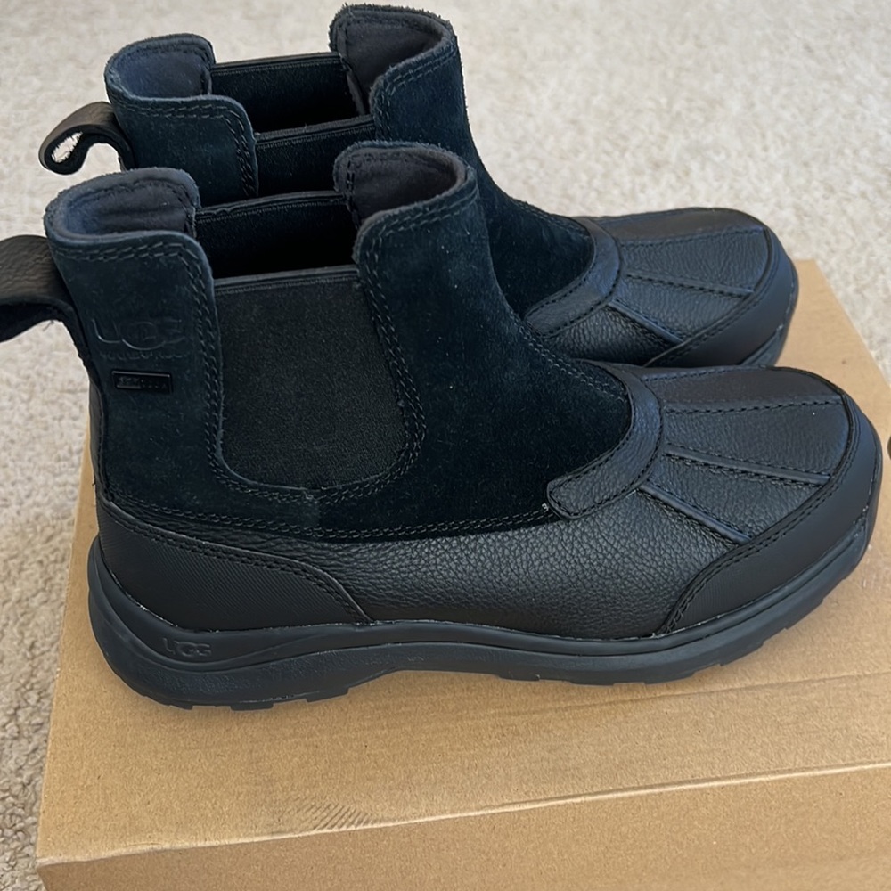 UGG Australia Women's Adirondack III Chelsea Waterproof  boots